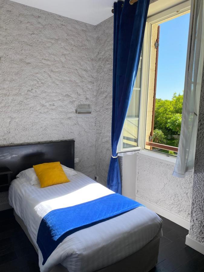 Logis Hostellerie Des Ducs Duras Esterno foto