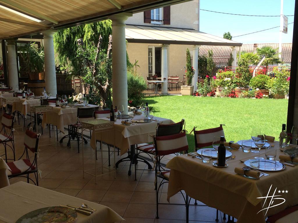 Logis Hostellerie Des Ducs Duras Esterno foto